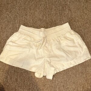 White beach shorts 😍